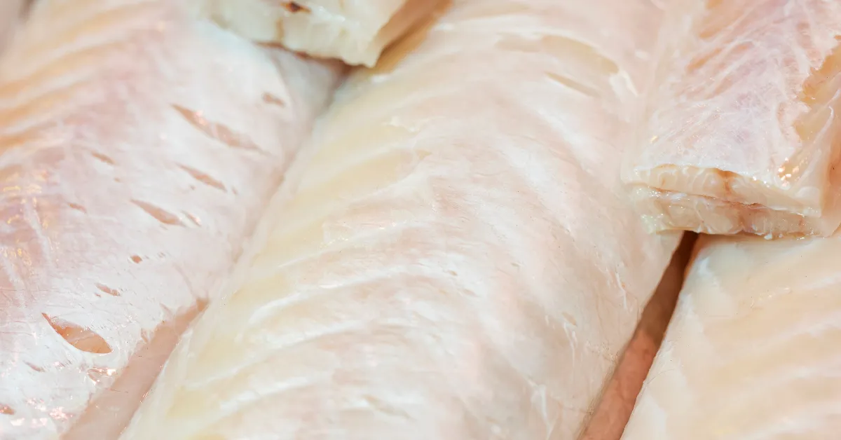 Aprenda a dessalgar o bacalhau corretamente: passo a passo, métodos rápidos e cuidados para manter sabor, textura e reduzir o cheiro forte do peixe em suas receitas tradicionais