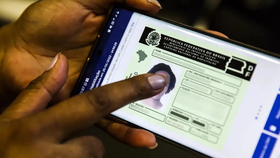 O programa de renovação automática da Carteira Nacional de Habilitação (CNH), regulamentado pela Medida Provisória 1327/2025, beneficiou 323.459 condutores.