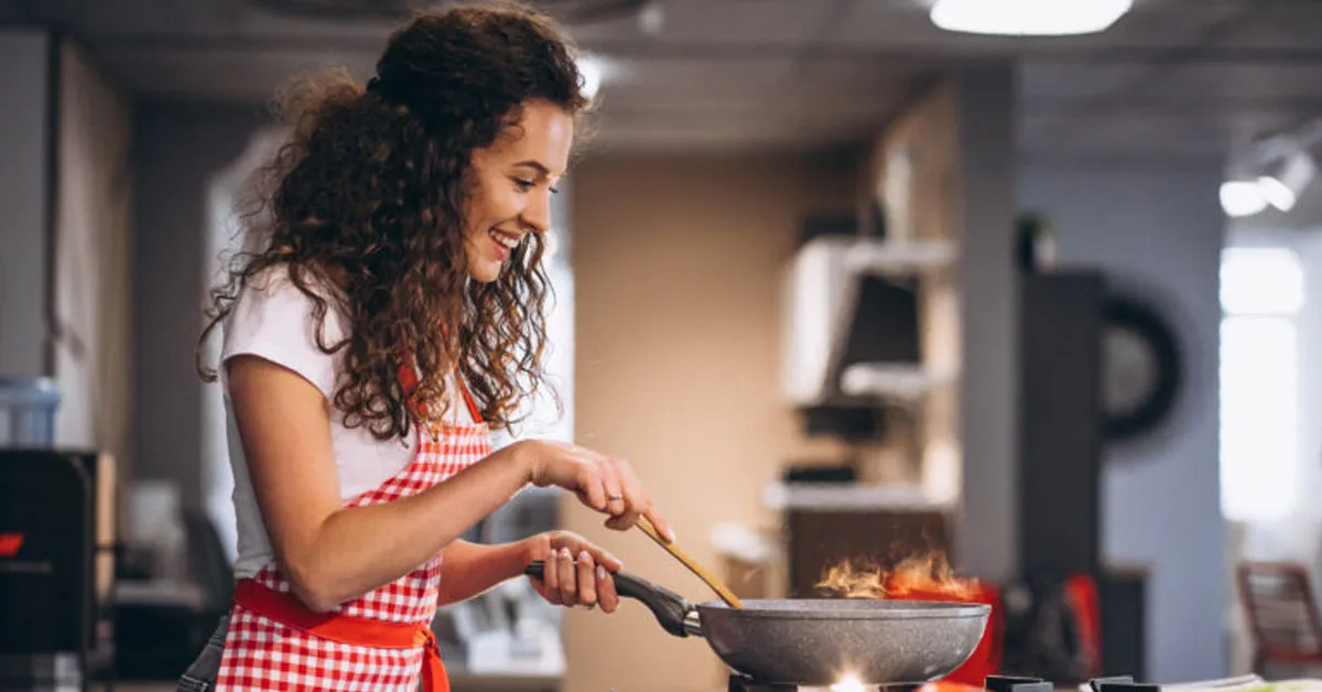 Para manter os utensílios de madeira em bom estado, é importante adotar uma rotina de limpeza simples, mas constante.