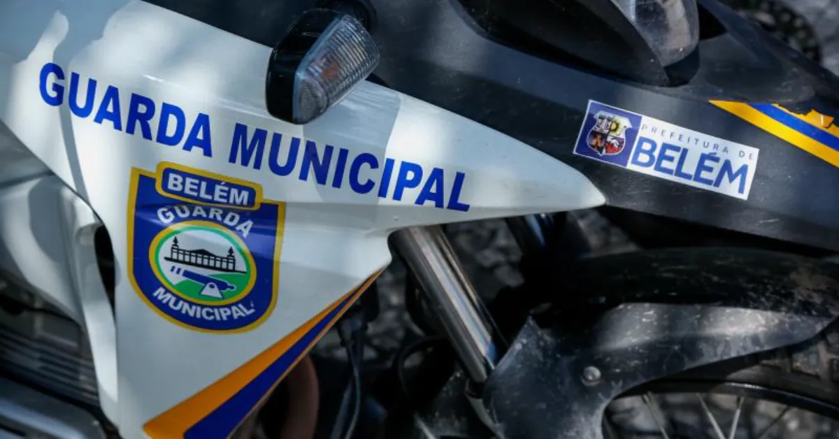 Prefeito Igor Normando entrega novos veículos em frente ao Palácio Antônio Lemos para reforçar o patrulhamento terrestre e fluvial em Belém.