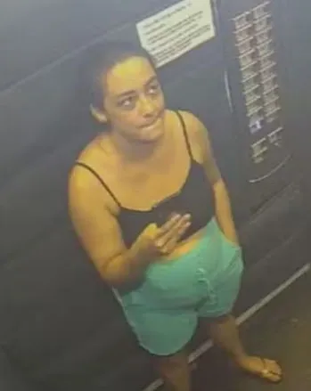 A corretora Daiane Alves foi assinada quando tentava religar a luz do seu apartamento.