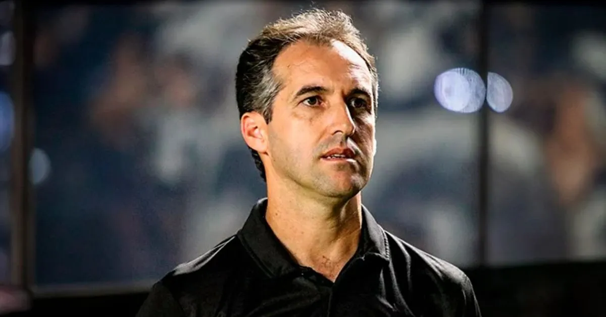 Remo oficializa a contratação de Léo Condé como técnico para a temporada 2026. Expectativas e desafios em vista.