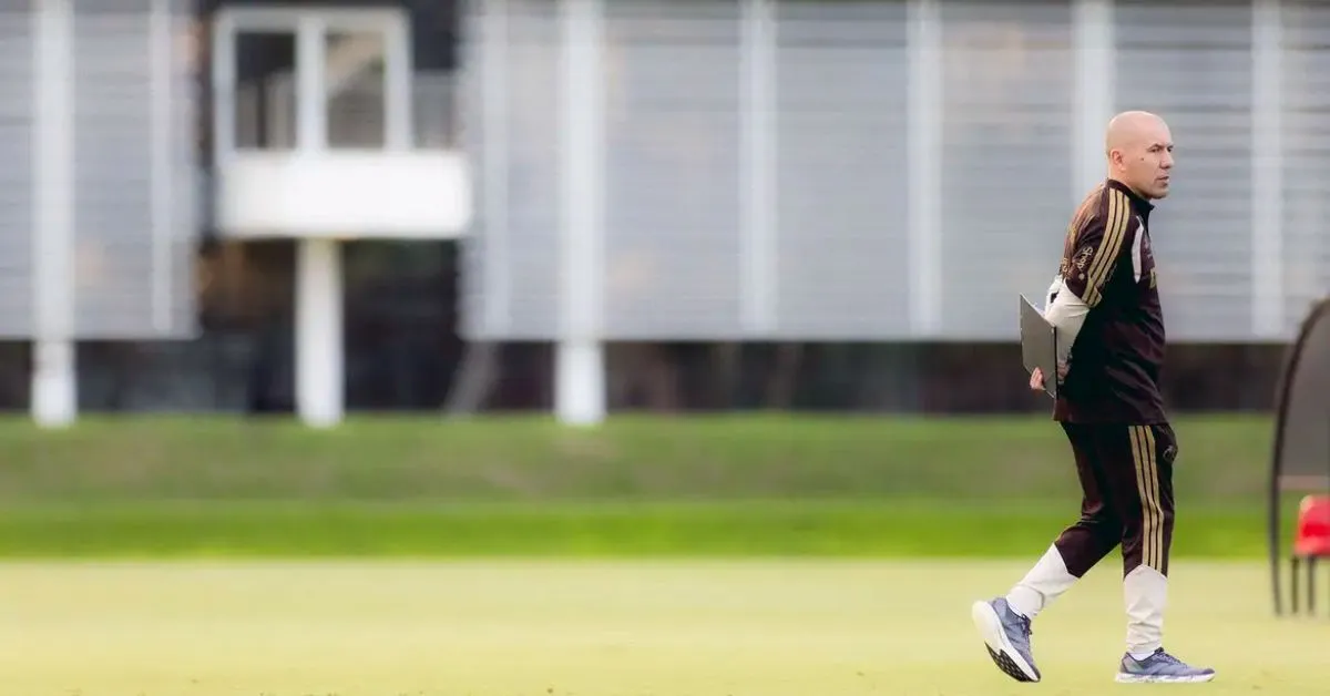 Treinador já comandou primeiro coletivo com os jogadores
