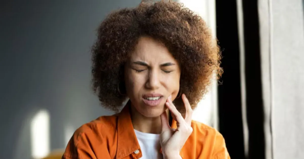 Problemas como sangramento na gengiva, mau hálito e alterações na língua podem estar ligados à doença