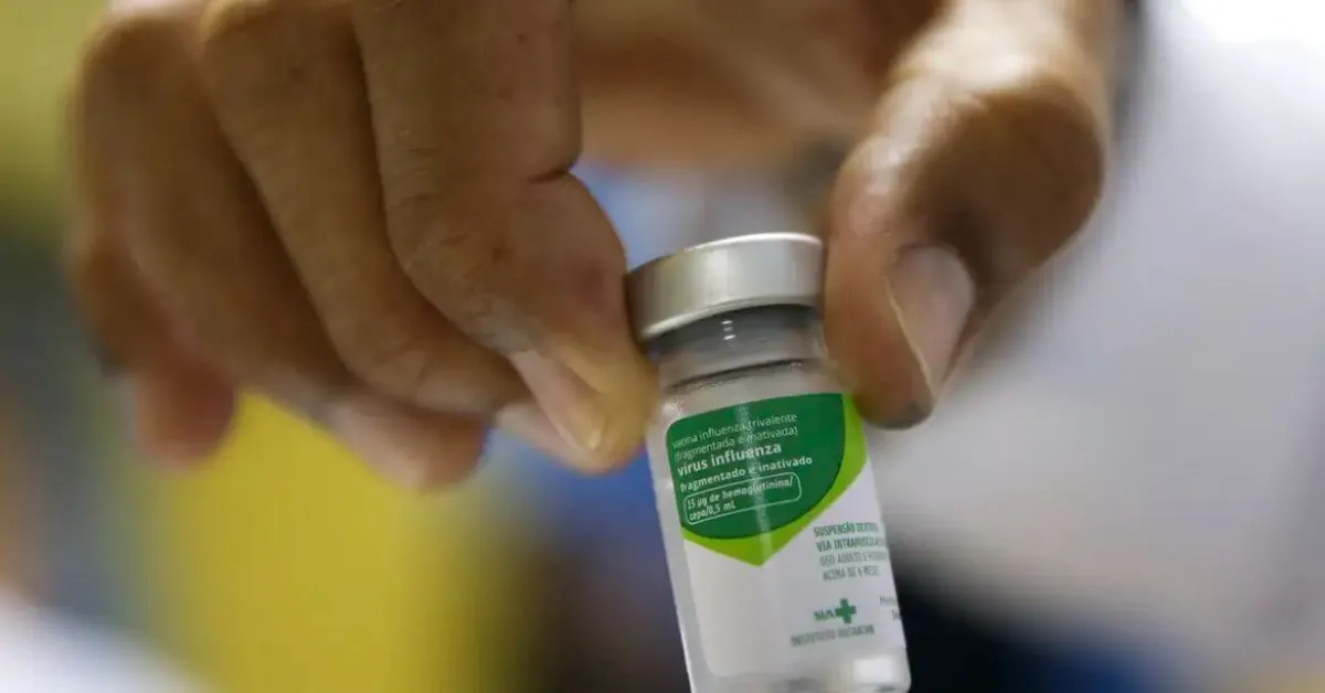 Aumento da circulação do vírus Influenza A no Brasil gera preocupação em estados; vacinação se inicia em breve.