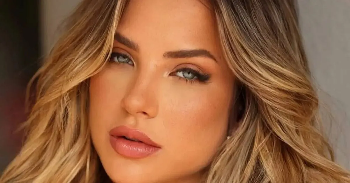 Gabi Martins compartilha foto de seu abdômen chapado após treino e recebe elogios de fãs nas redes sociais.