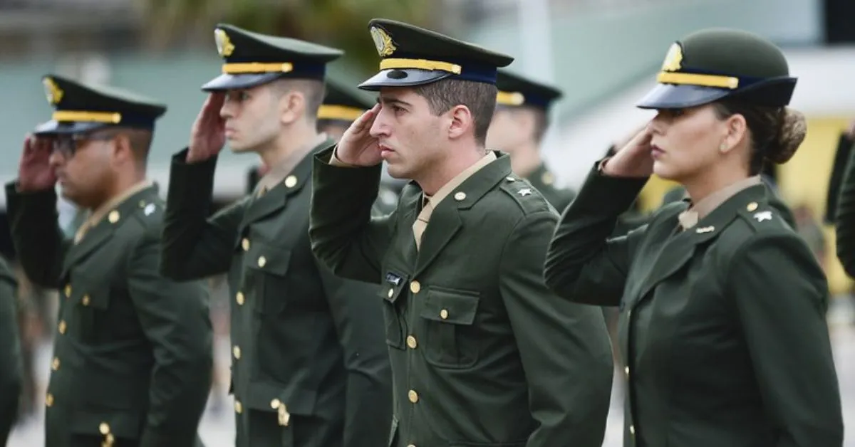 Com o tempo de serviço e as promoções sucessivas, os oficiais aprovados podem alcançar postos de coronel e general.