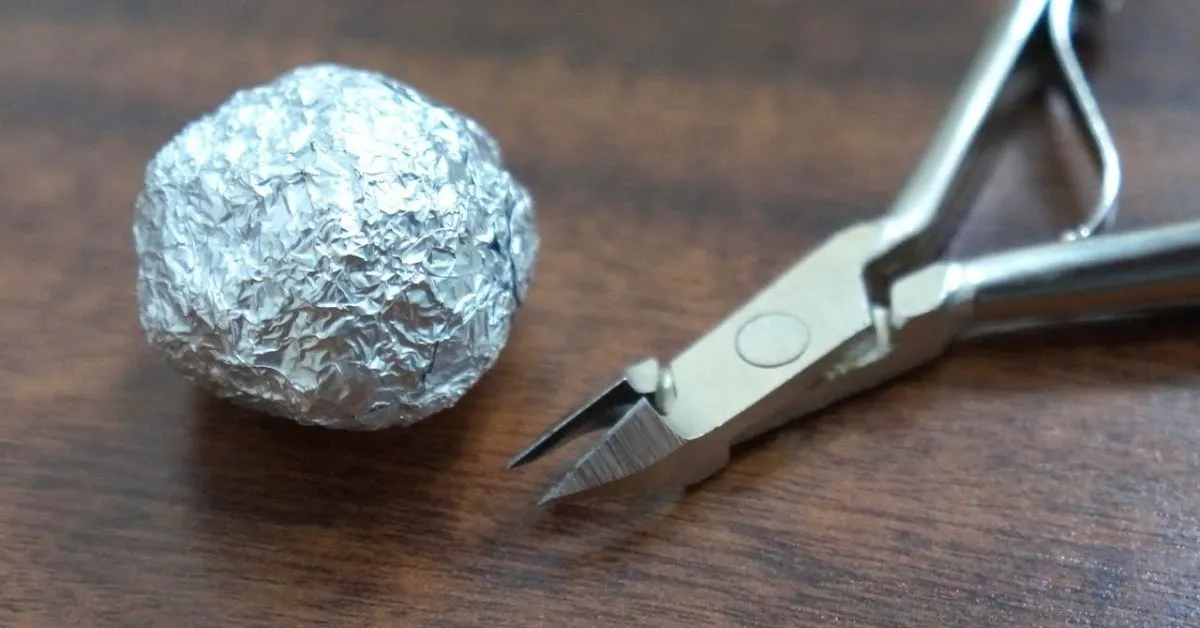 Manter as lâminas bem cuidadas reduz significativamente o risco de acidentes na cozinha. Isso acontece porque uma faca afiada exige menos pressão para cortar os alimentos.