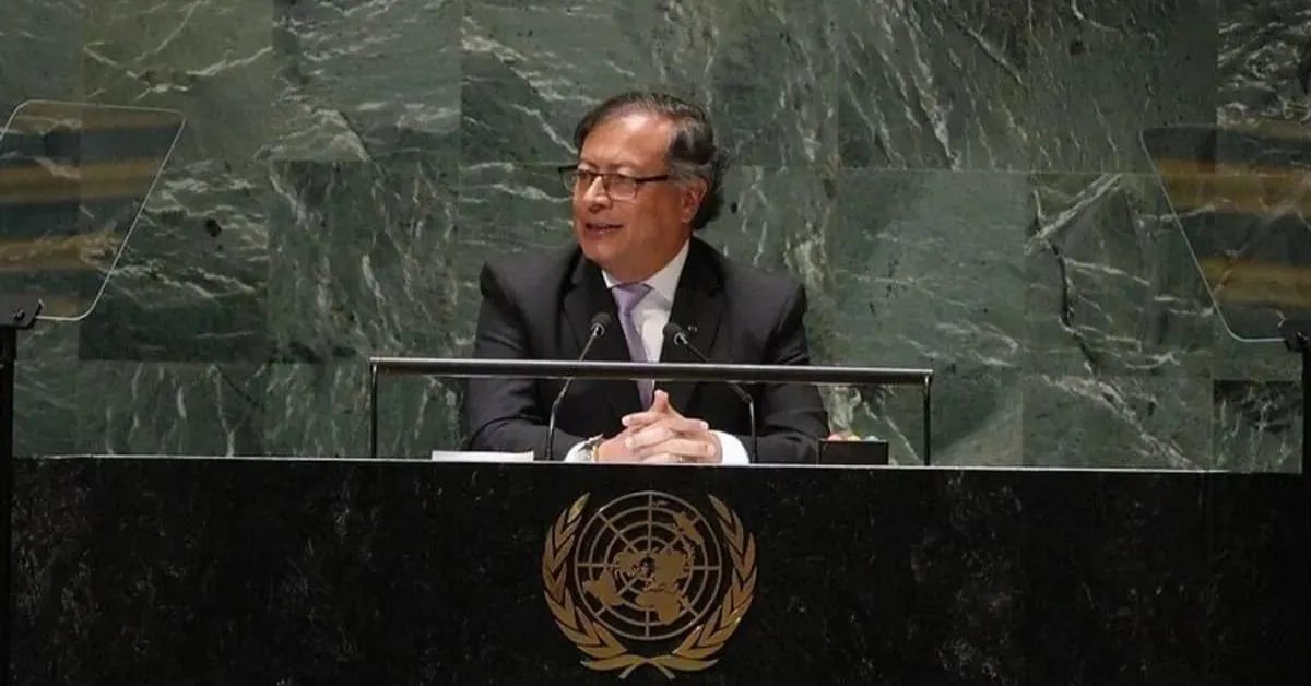 O presidente colombiano Gustavo Petro denunciou o bombardeio. De acordo com ele, equipes de resgate encontraram 27 corpos carbonizados no local.