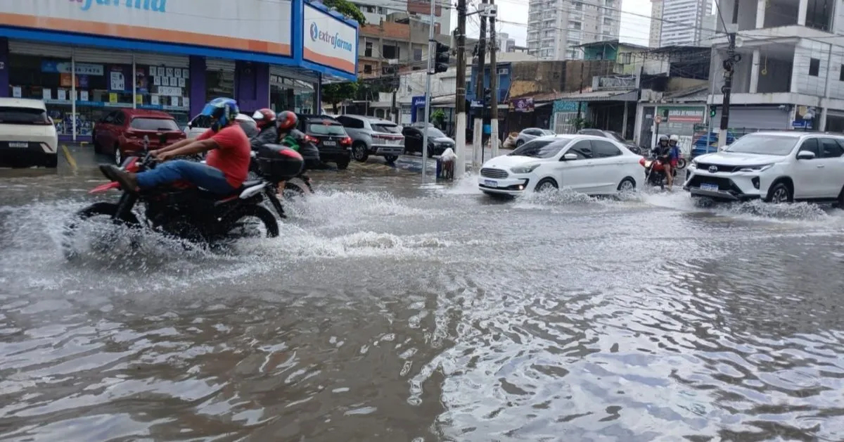 A orientação é que motoristas busquem rotas alternativas caso precisem se deslocar nos períodos críticos.