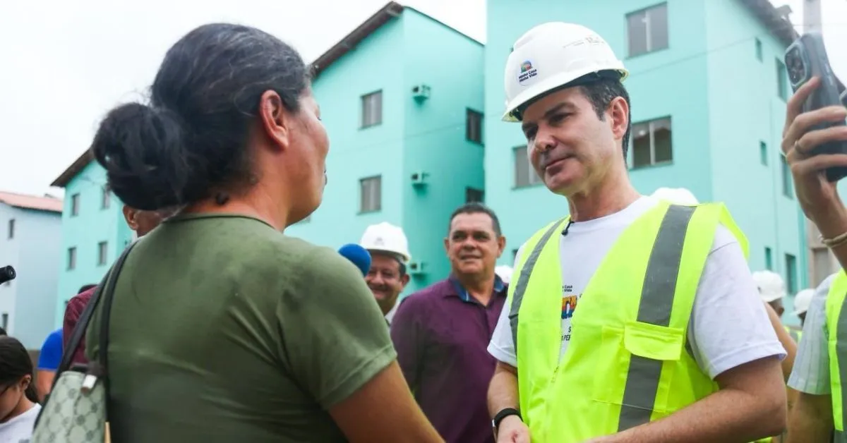 Futuros moradores também acompanharam a visita do ministro aos residenciais, que serão entregues na próxima semana.