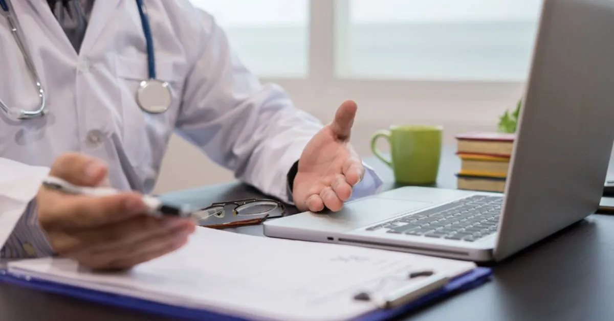 O câncer de fígado, especialmente nos estágios iniciais, quase não apresenta sintomas específicos. Quando surgem, os sinais são vagos e facilmente confundidos com outras condições de saúde.