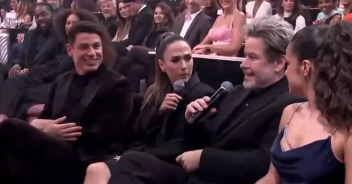 No programa de Angélica, ela fez piadas sobre as cenas românticas de Grazi Massafera e Murilo Benício nos bastidores de Três Graças.