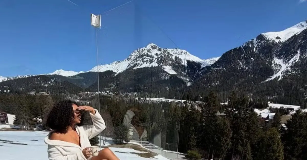 A modelo e dançarina também compartilhou registros usando apenas um roupão.