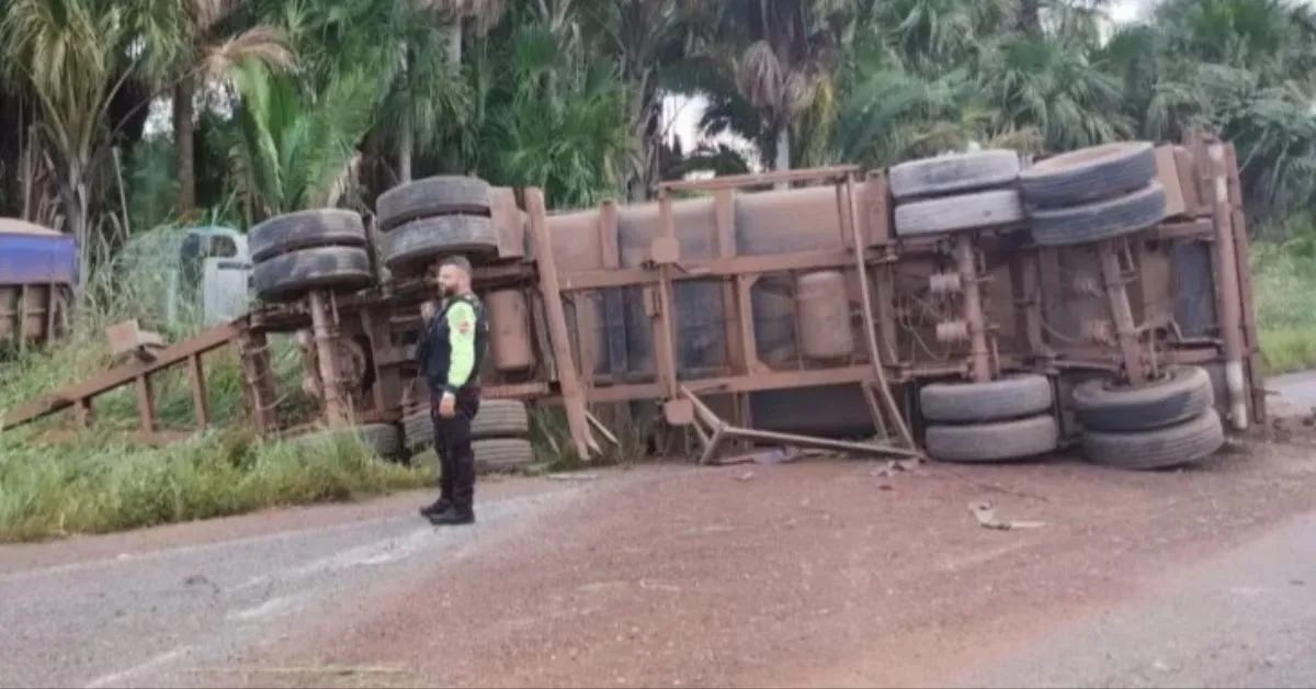 Apesar da gravidade do impacto, o caminhoneiro teve apenas prejuízos materiais.