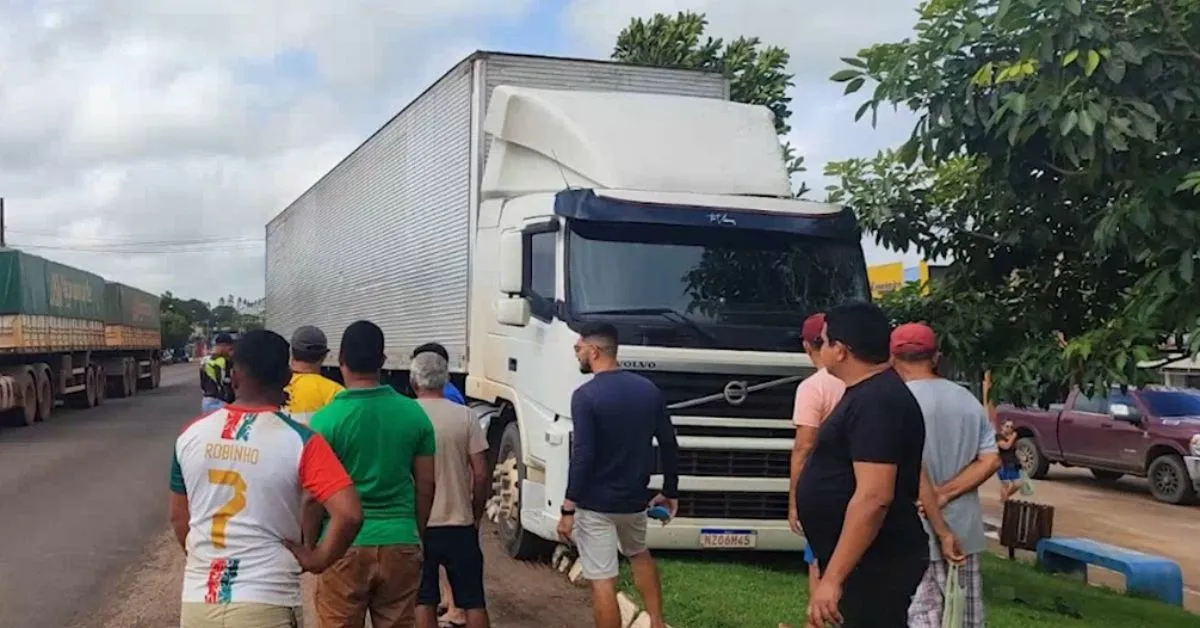 Apesar do porte do caminhão, não houve feridos e não foi registrada colisão em outros veículos próximos no momento.