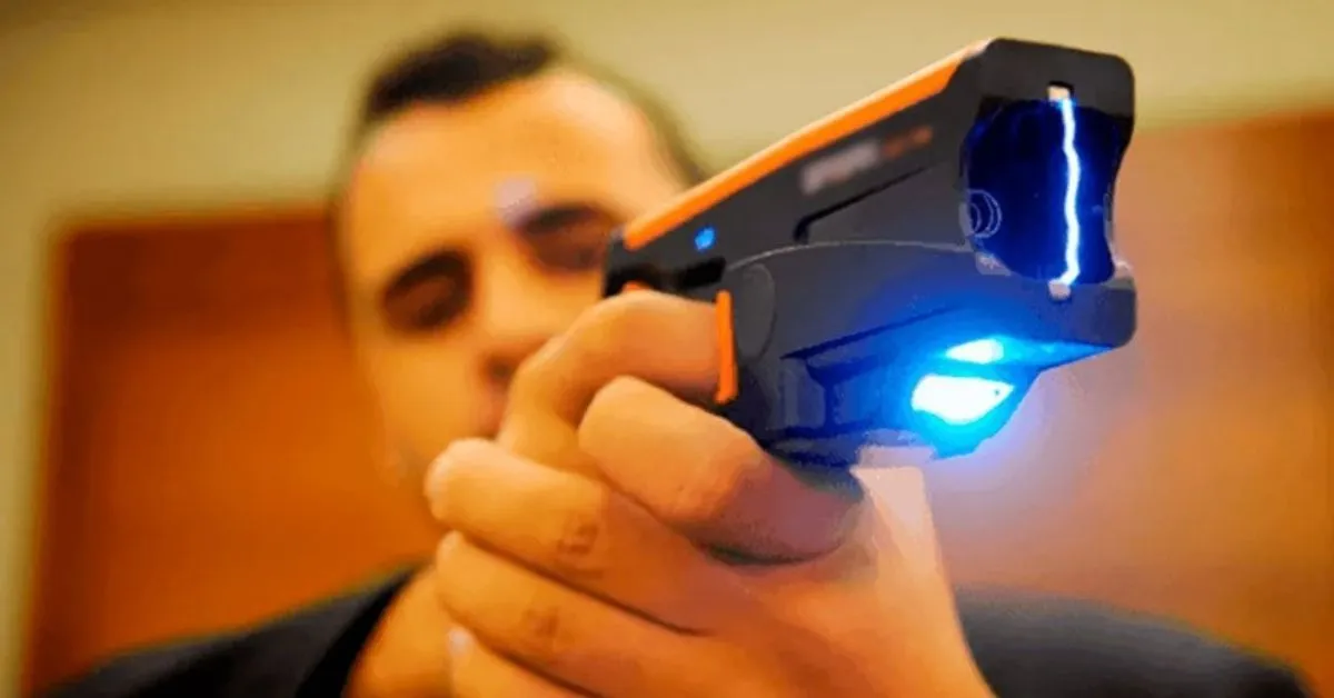 O uso de tasers passaria a ser regulamentado no Brasil em um cenário apenas de legítima defesa.
