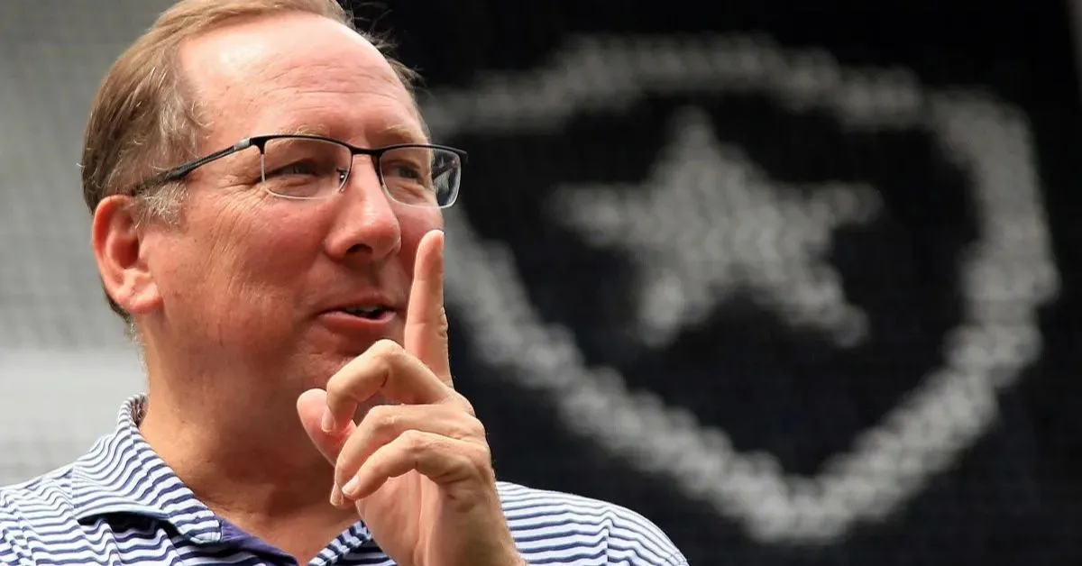 John Textor, atual controlador da SAF do Botafogo, foi procurado pela imprensa e classificou o movimento como algo "protocolar".