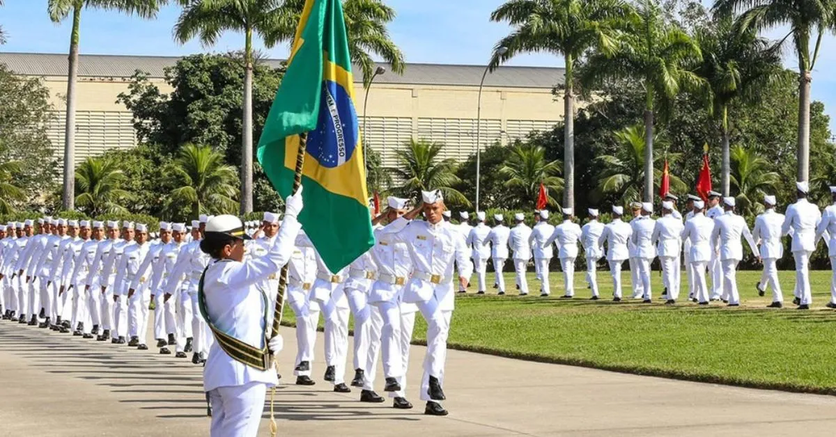 Para participar, o candidato precisa ter ensino médio completo, idade entre 18 e 21 anos em 30 de junho de 2027 e altura entre 1,54m e 2m.