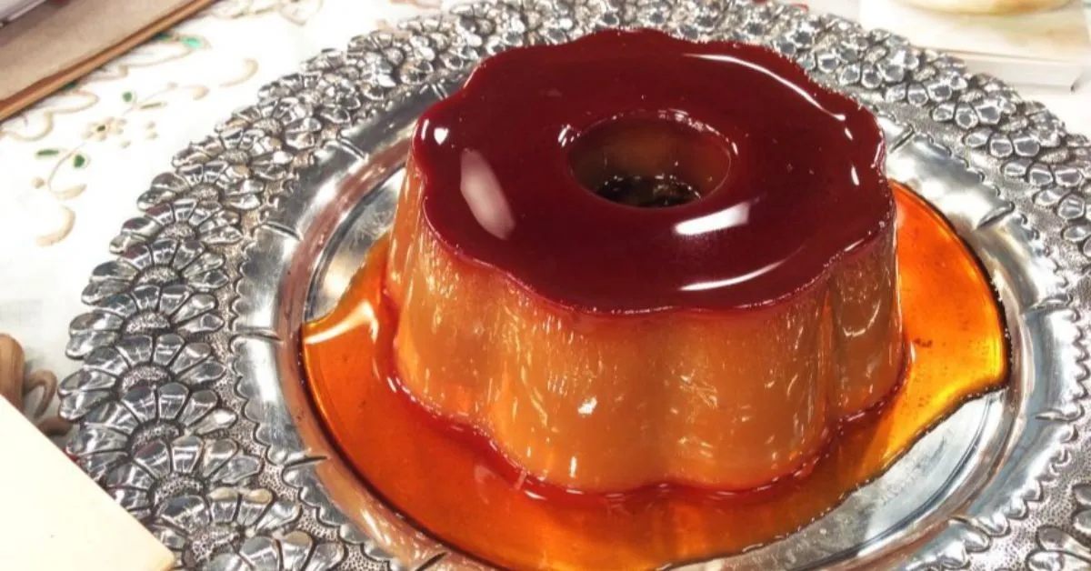 Antes de servir, a receita pode ser finalizada com biscoitos triturados ou nozes picadas, para quem quiser caprichar na apresentação.