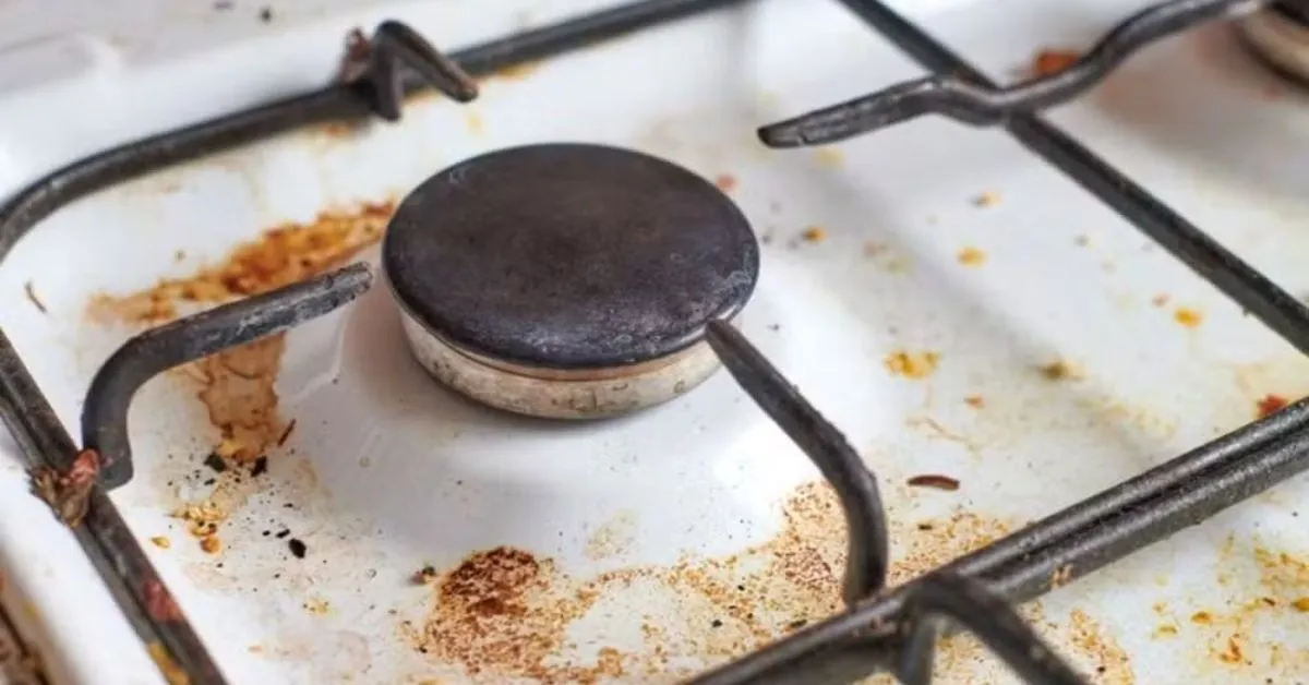O metal enfraquecido pela ferrugem compromete tanto a mesa do fogão quanto as bocas, o que reduz a durabilidade do equipamento