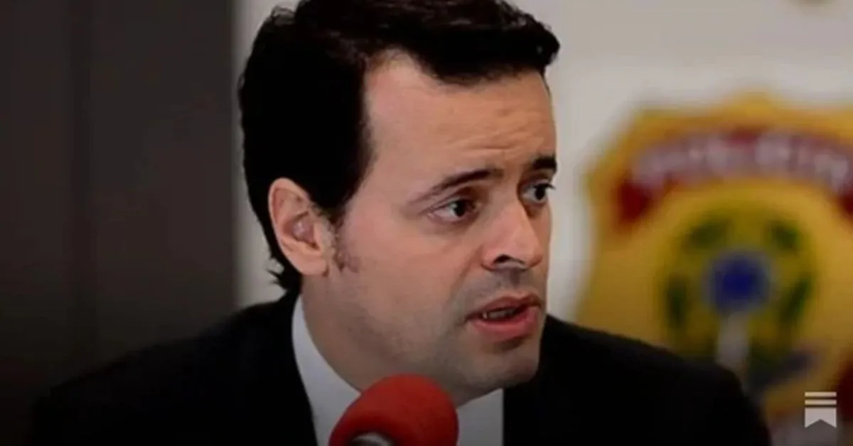 O funcionário citado seria o delegado da PF (Polícia Federal) Marcelo Ivo de Carvalho, que atua em Miami, conforme a Folha apurou.