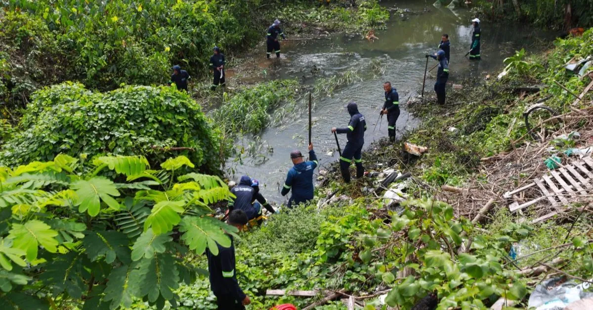 Após a desobstrução total do canal, a expectativa da prefeitura é que o sistema de drenagem recupere sua capacidade original e ofereça maior segurança às famílias que residem no entorno.