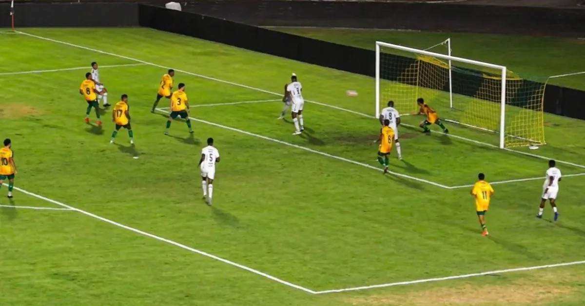 O atacante PH comemora com os companheiros após marcar o terceiro gol do Águia, garantindo a vitória marabaense no Estádio Canarinho.