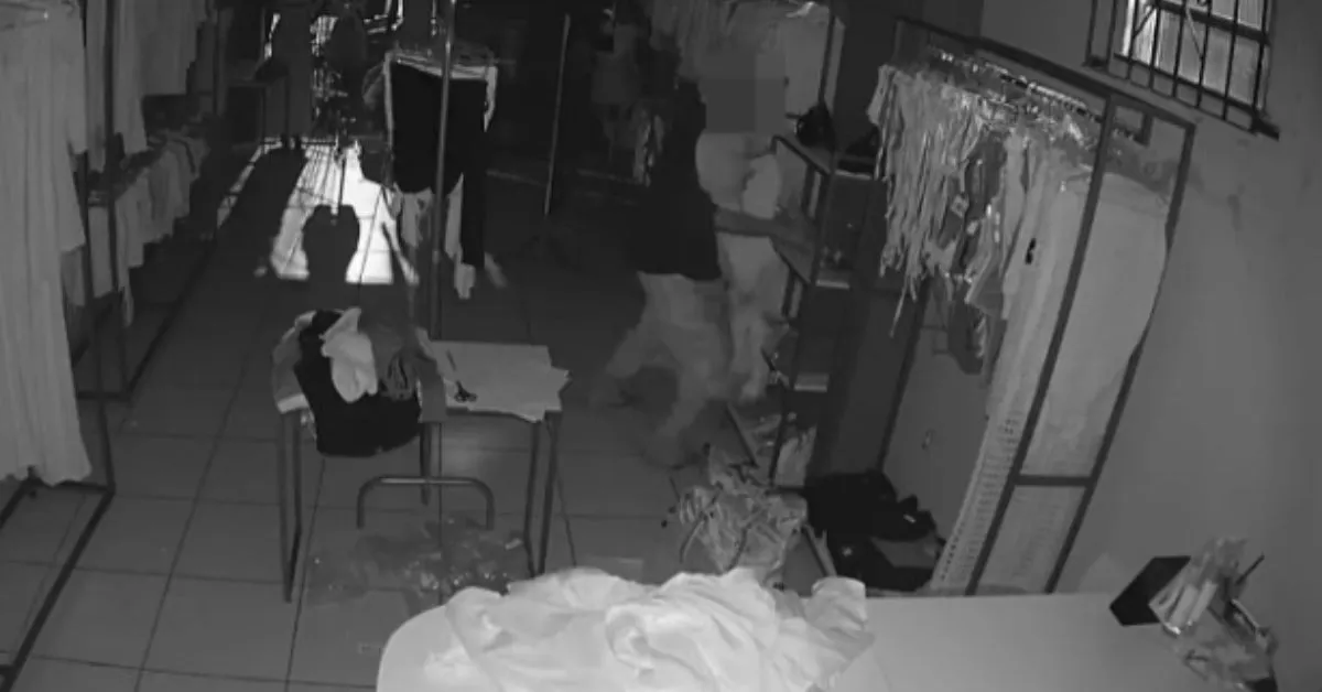 Ainda não há confirmação sobre como o grupo conseguiu acessar o interior da loja.