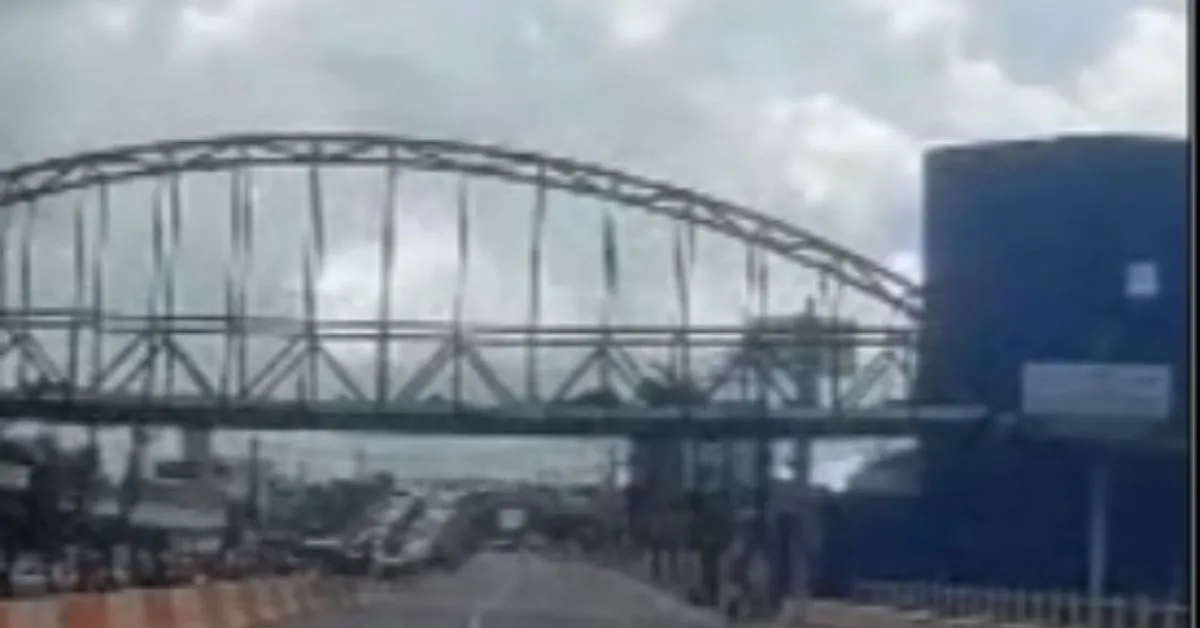 Imagem ilustrativa da notícia: Parte da passarela da Júlia Cesar cede e interdita trânsito