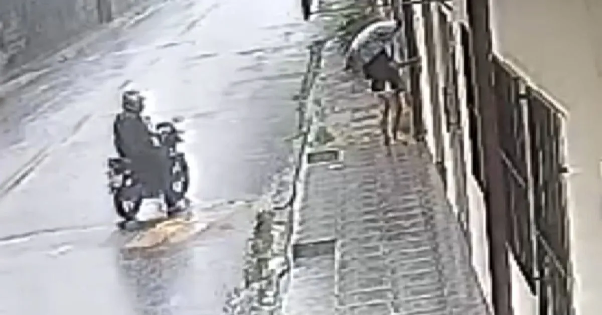 Apesar da hesitação inicial, a pedestre conseguiu se proteger rapidamente, interrompendo o contato com o agressor