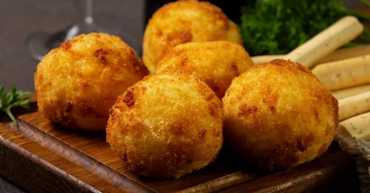 Receita de bolinho de arroz da chef Bru Calderon fica pronto em poucos minutos e é ótima opção para lanche.