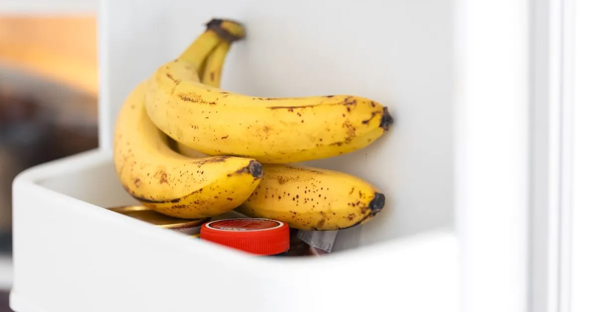 Alguns hábitos comuns dentro de casa também podem reduzir significativamente o tempo de conservação das bananas.