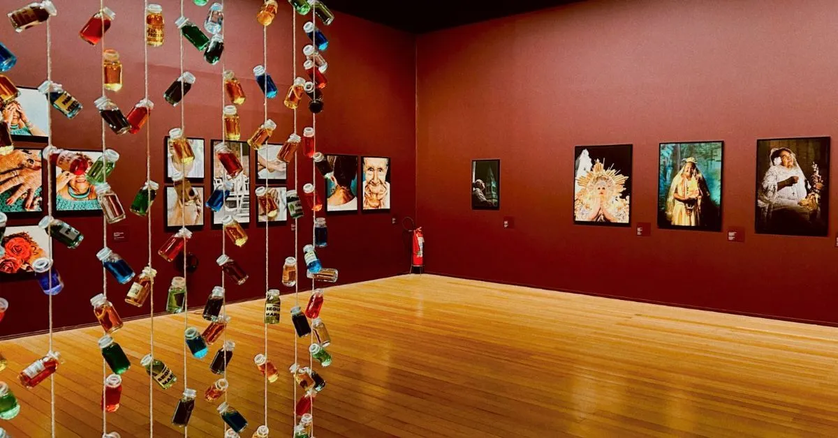 A exposição também se destaca pela proposta expográfica, que amplia a experiência para além da fotografia tradicional.