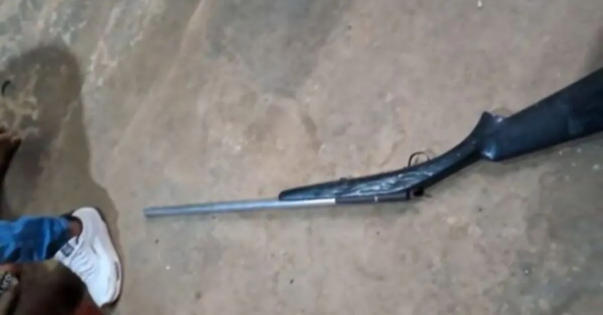 Durante as diligências, equipes da delegacia local localizaram o padrasto, que confessou a existência de outras armas no imóvel.