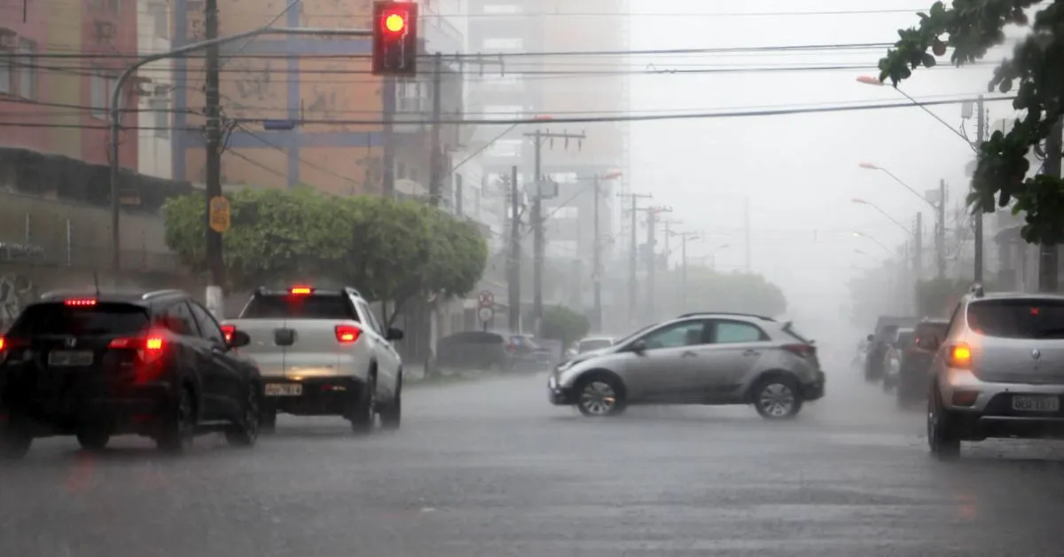 População deve evitar sair durante fortes chuvas.