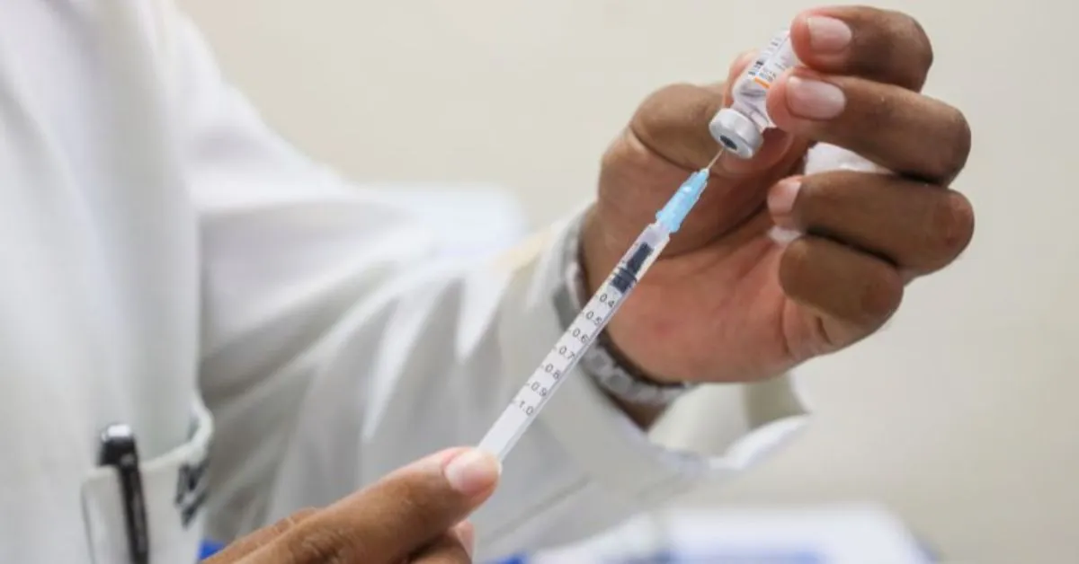 Além de crianças, gestantes e idosos, o público-alvo inclui pessoas com comorbidades, professores, profissionais de saúde e motoristas de transporte coletivo.