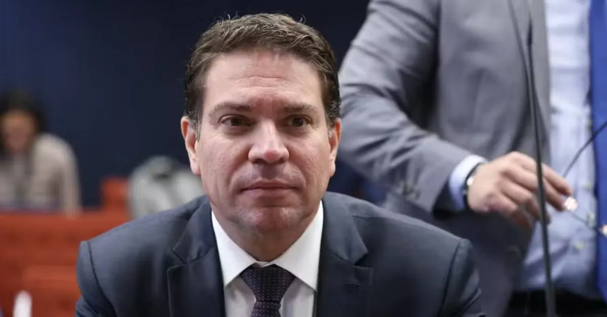 ICE deve decidir em breve se ex-deputado será deportado.