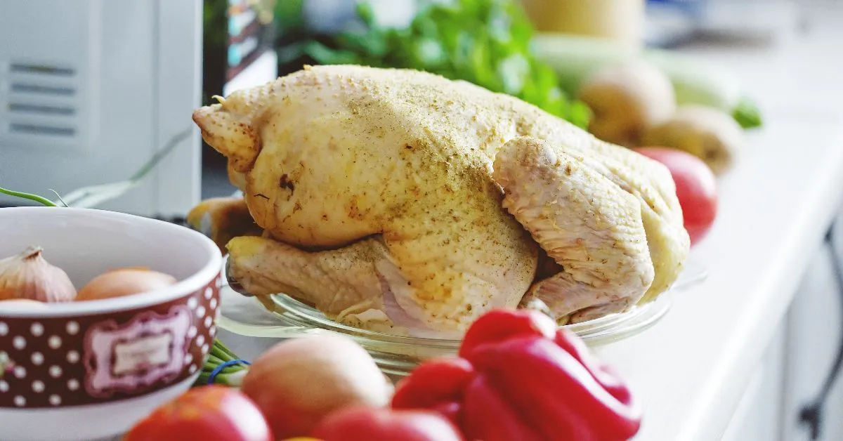 Frango pode ser dividido em peito, coxa, sobrecoxa, asas e carcaça.