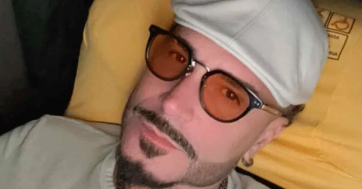 Latino em viagem no ônibus antes do acidente