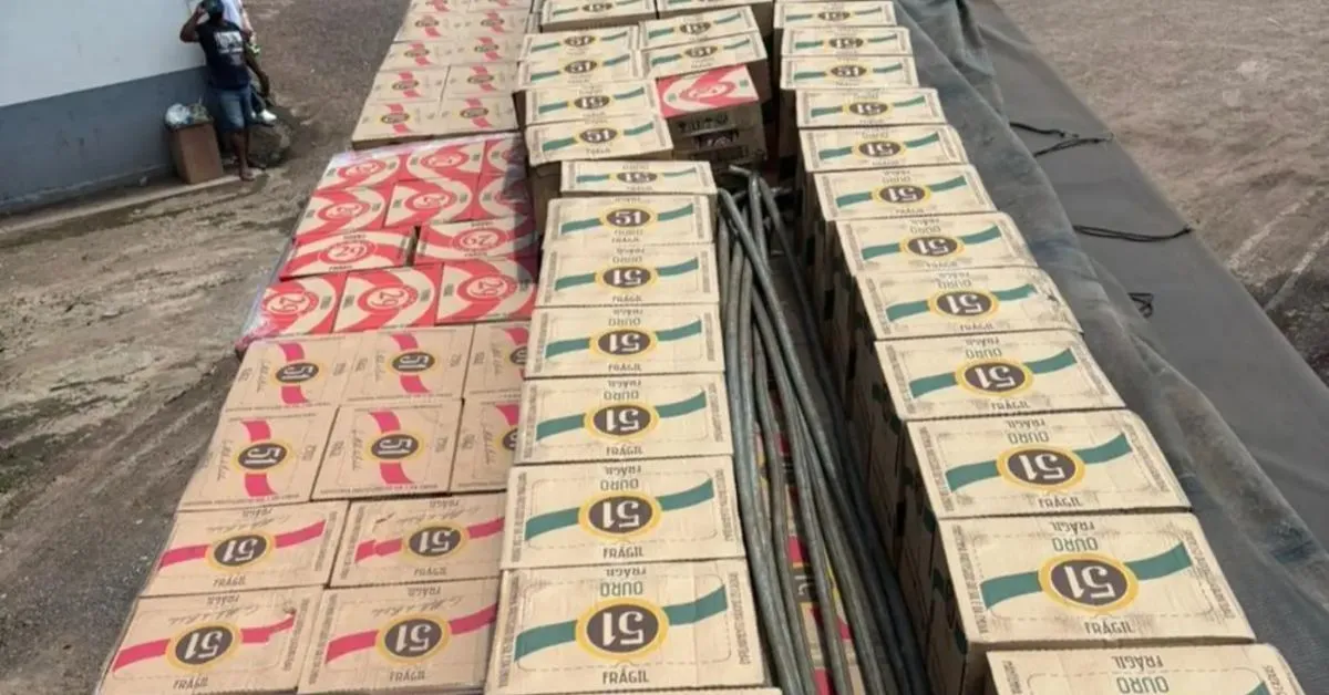 Parte da carga de cachaça apreendida