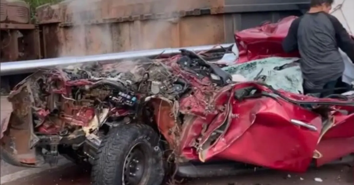 Carro ficou completamente destruído