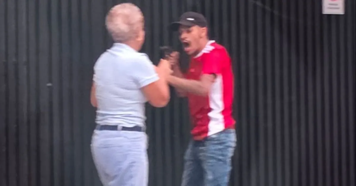 Suspeito aponta a arma para a vítima