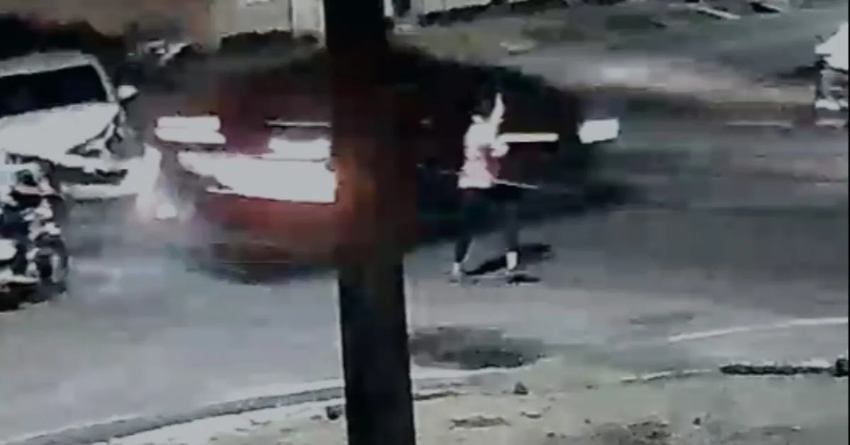 Mulher atingida após colisão entre carros