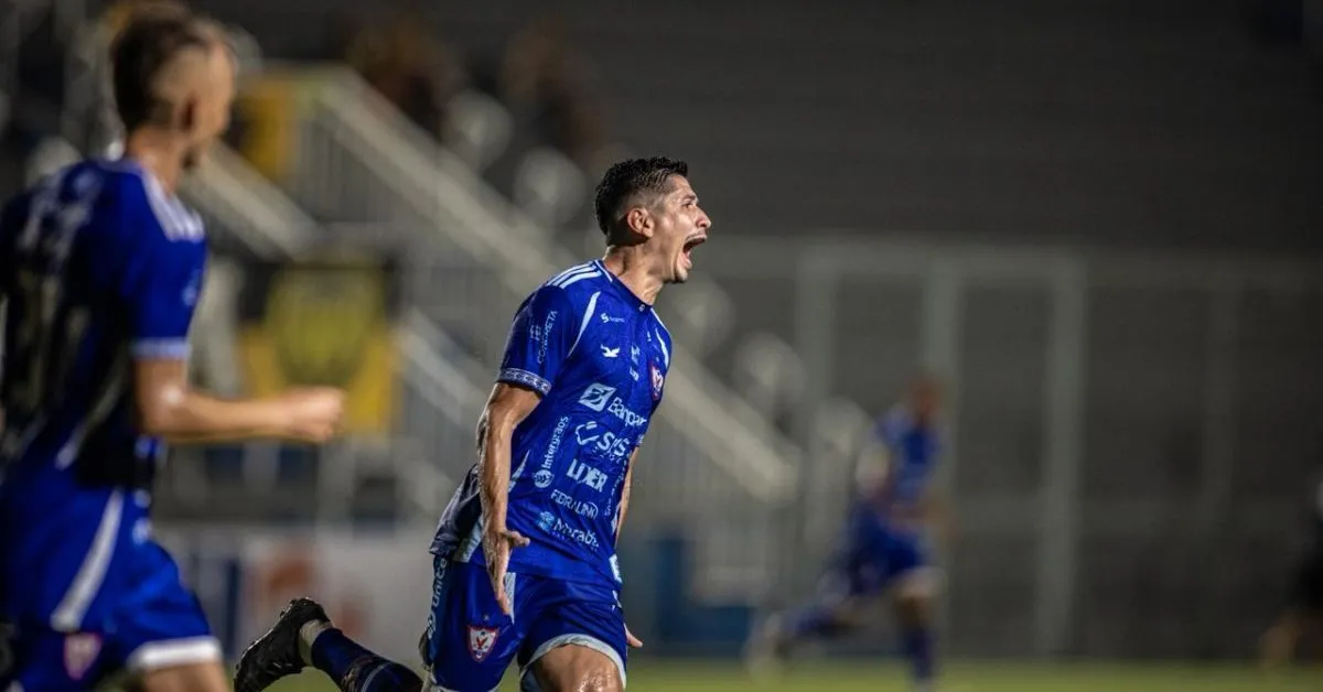 Felipe Pará foi o autor do primeiro gol do Azulão
