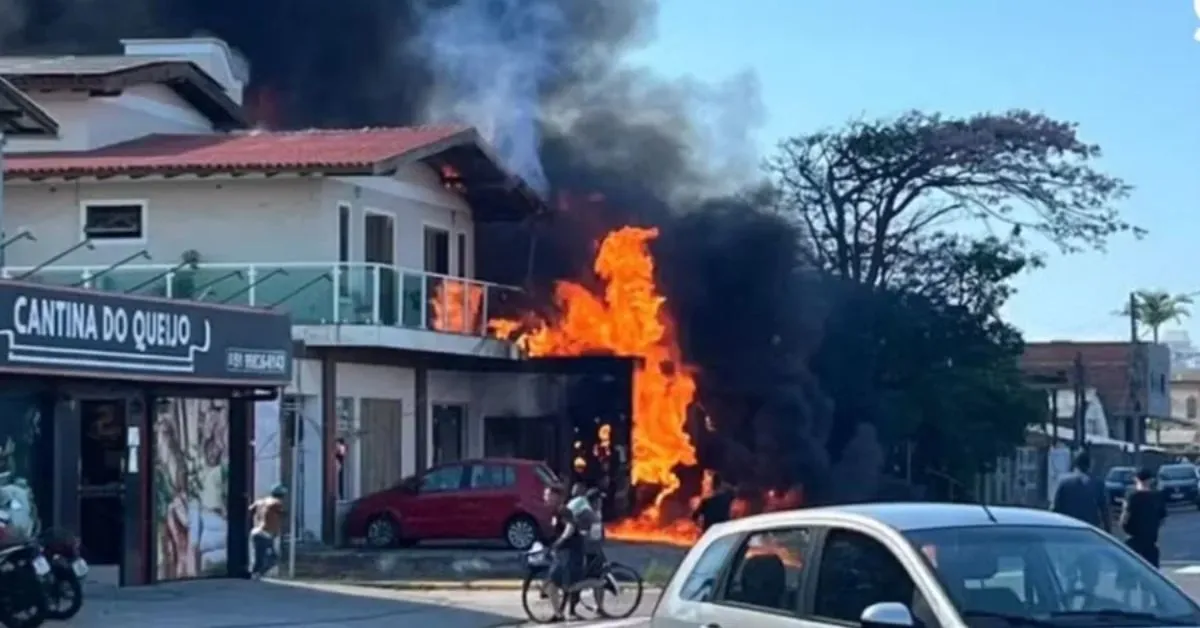 Local em chamas após a queda da aeronave
