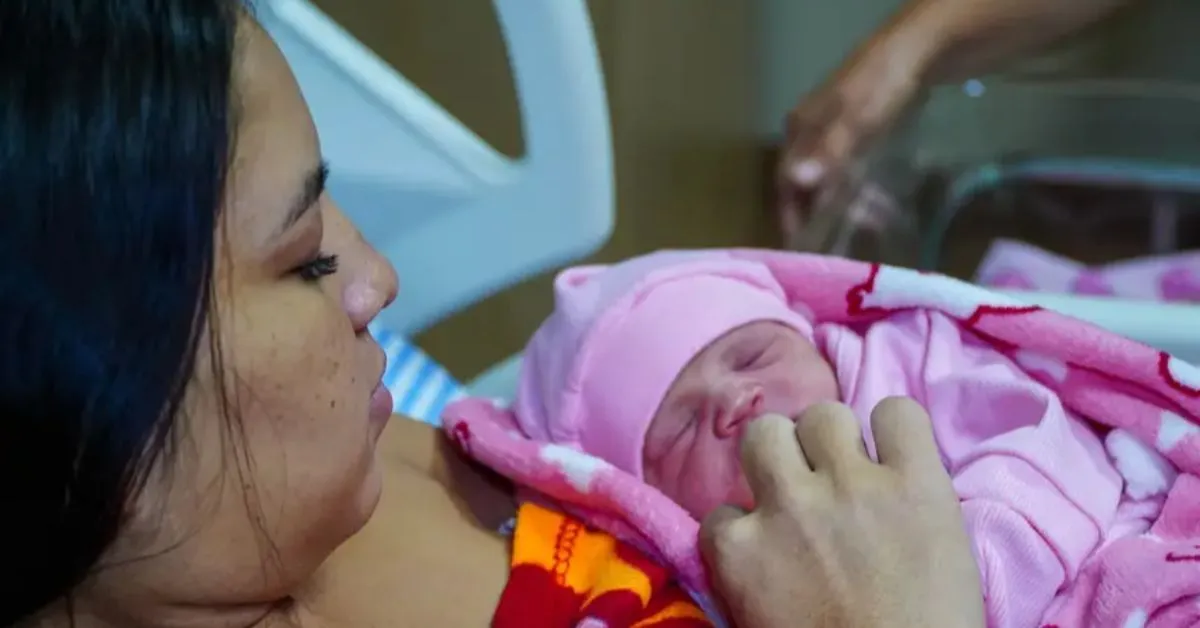A pequena  Ayla é o primeiro bebê a nascer no recomeço da maternidade
