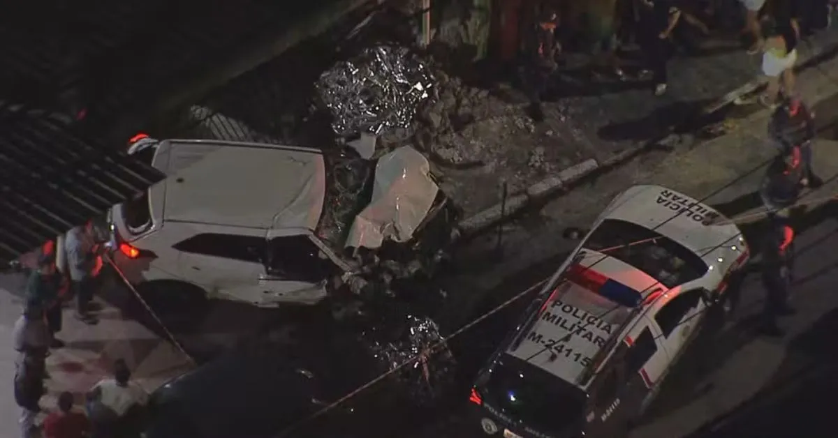 Estrago deixado pela batida causada pelo carro