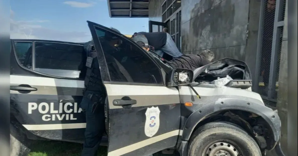 Viatura colidida com a estação do BRT e o corpo do policial em cima do veículo