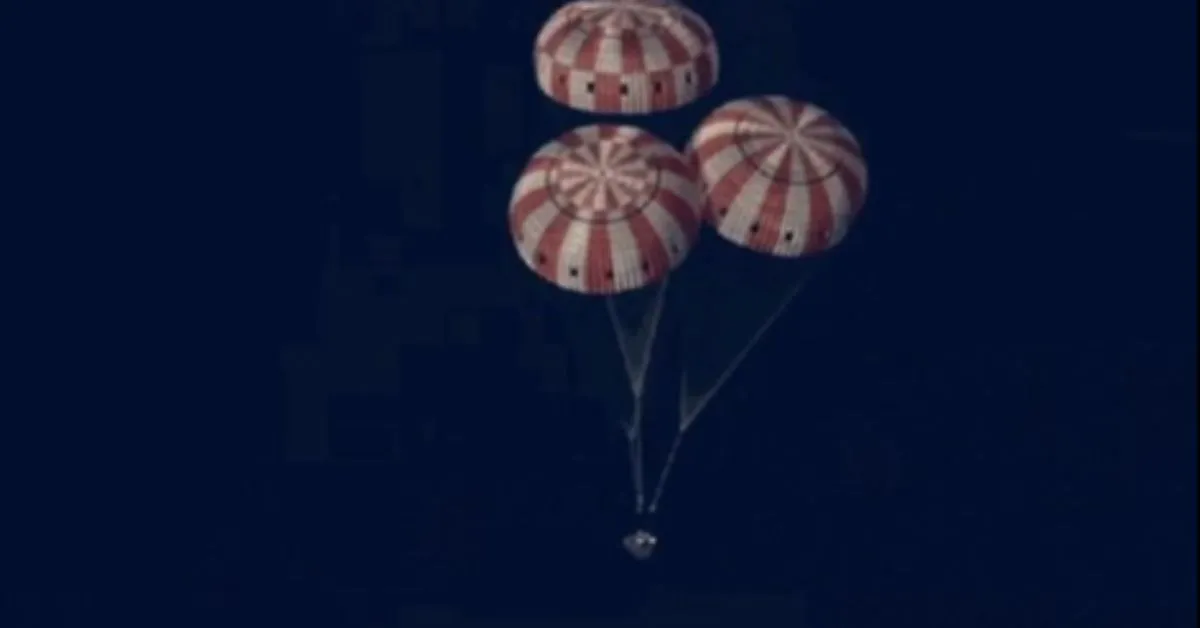 Paraquedas ajudam no pouso da cápsula